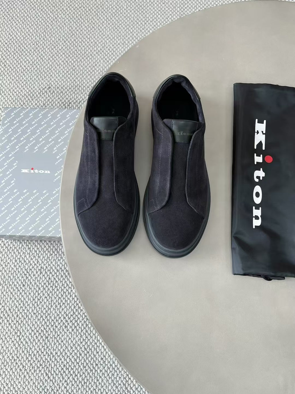 Kiton Veloursleder Slip-On Sneaker – Elegante Freizeitschuhe in Schwarz