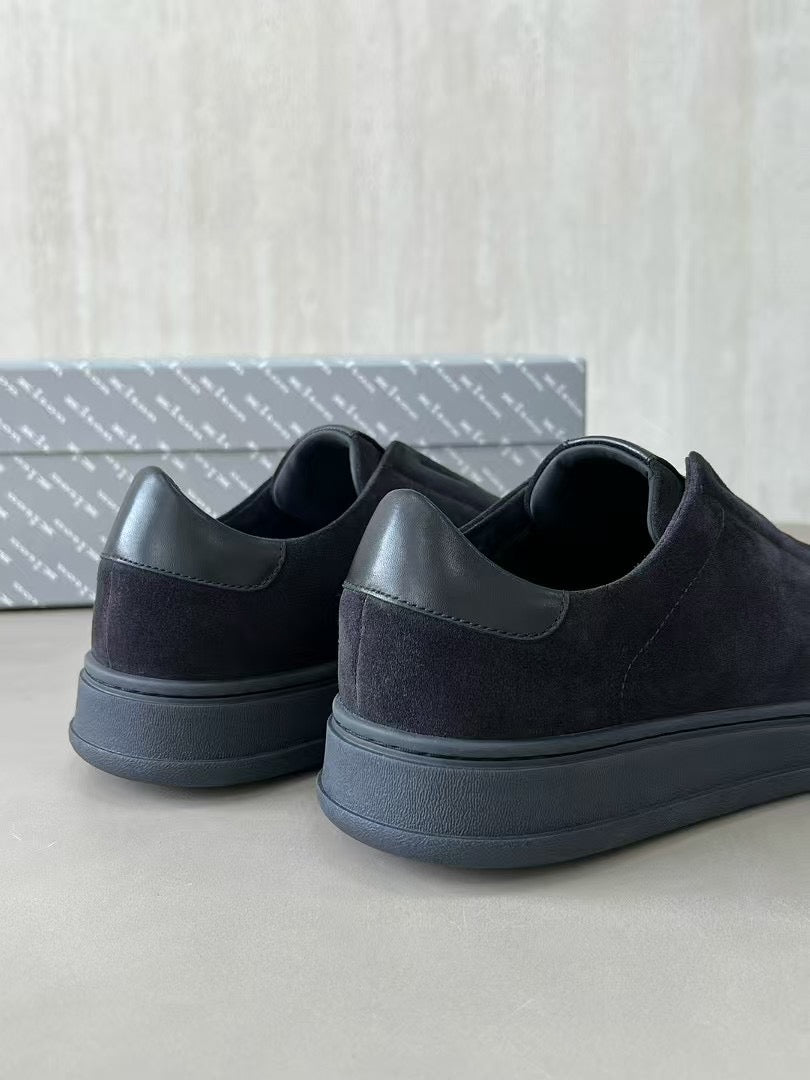 Kiton Veloursleder Slip-On Sneaker – Elegante Freizeitschuhe in Schwarz