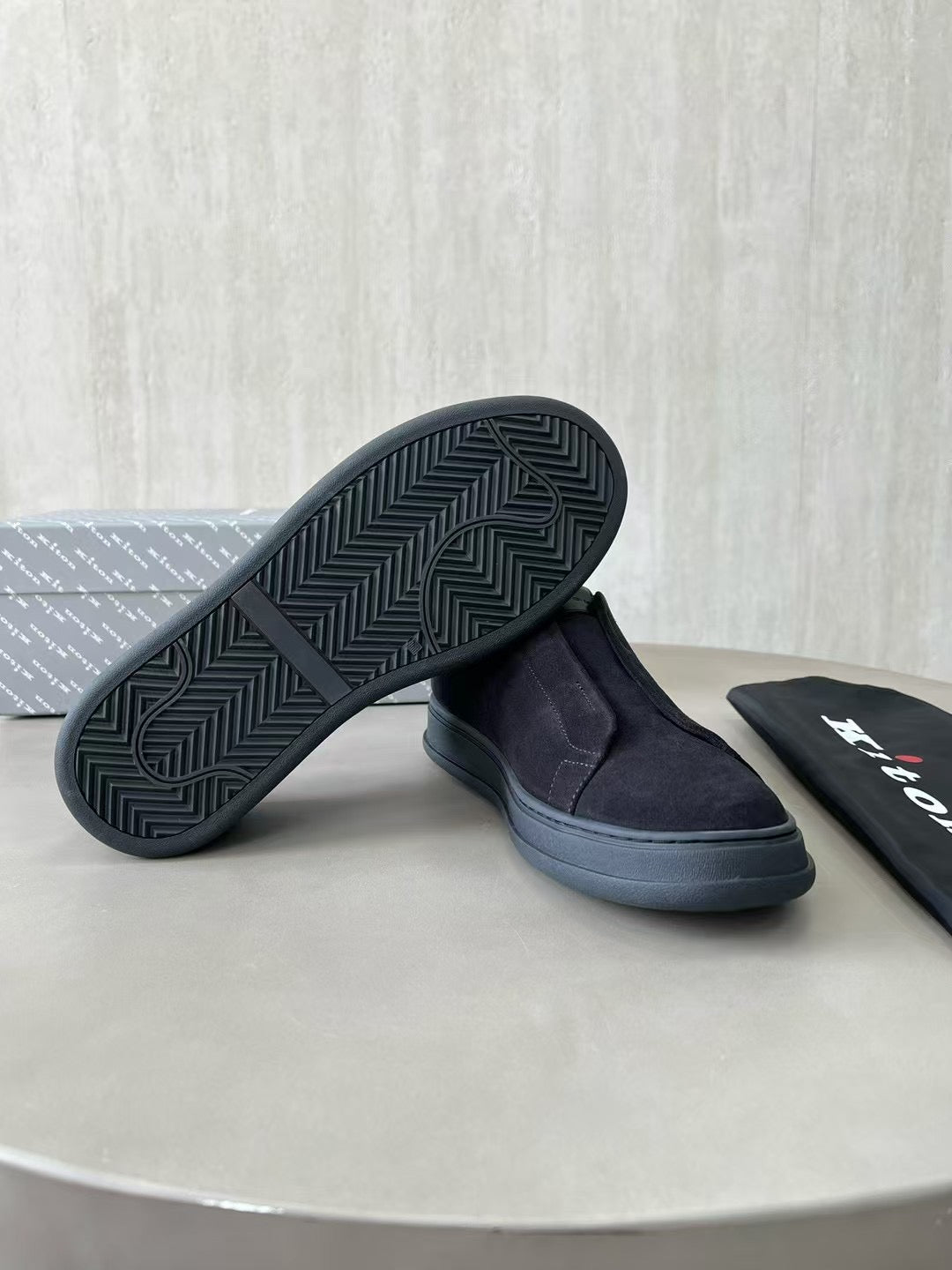 Kiton Veloursleder Slip-On Sneaker – Elegante Freizeitschuhe in Schwarz