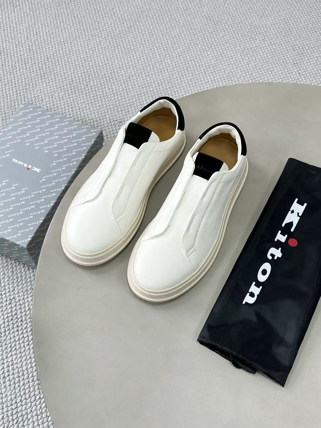 Kiton Slip-On Sneaker aus Glattleder – Elegante Freizeitschuhe in Weiß