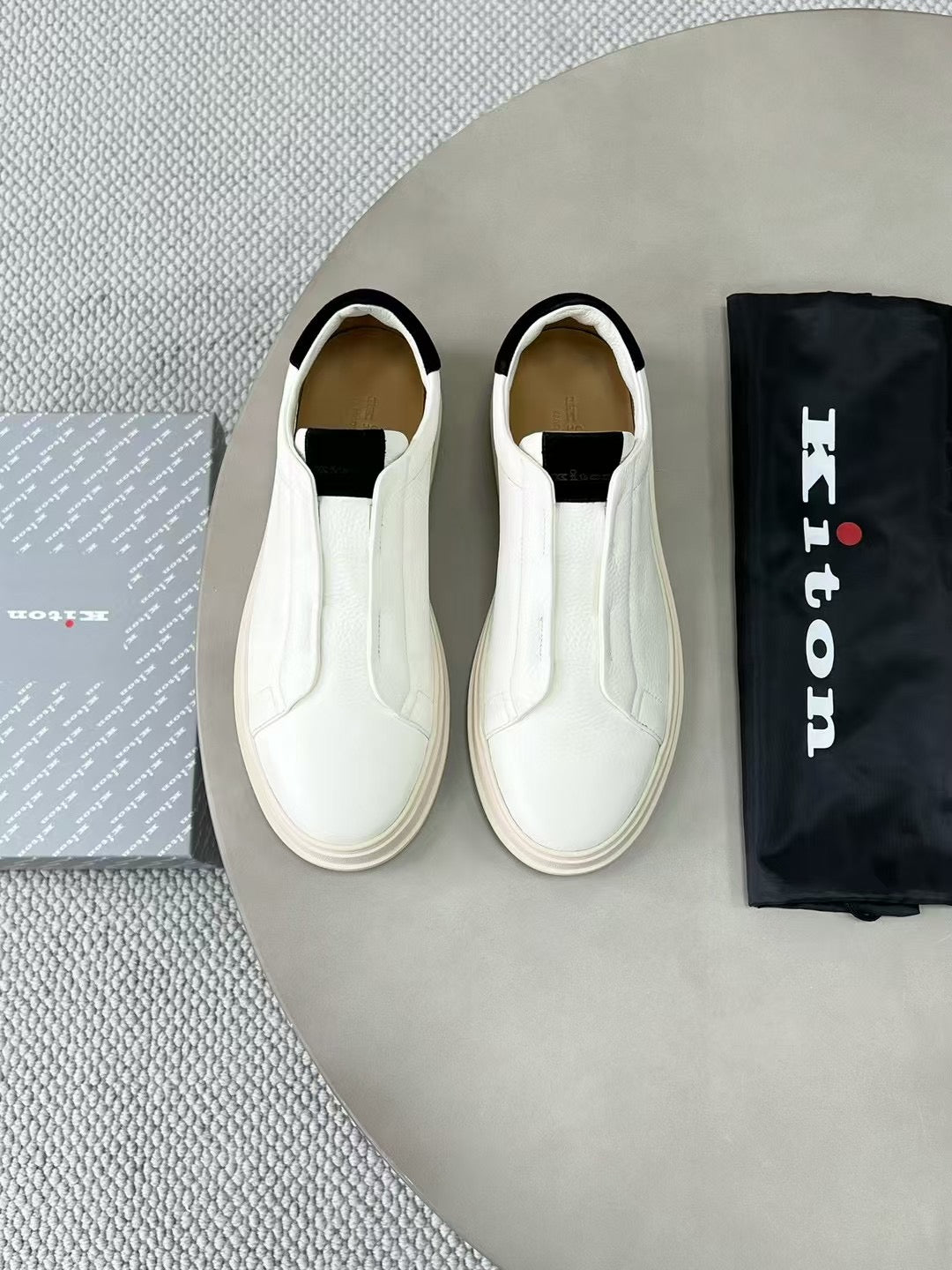 Kiton Slip-On Sneaker aus Glattleder – Elegante Freizeitschuhe in Weiß