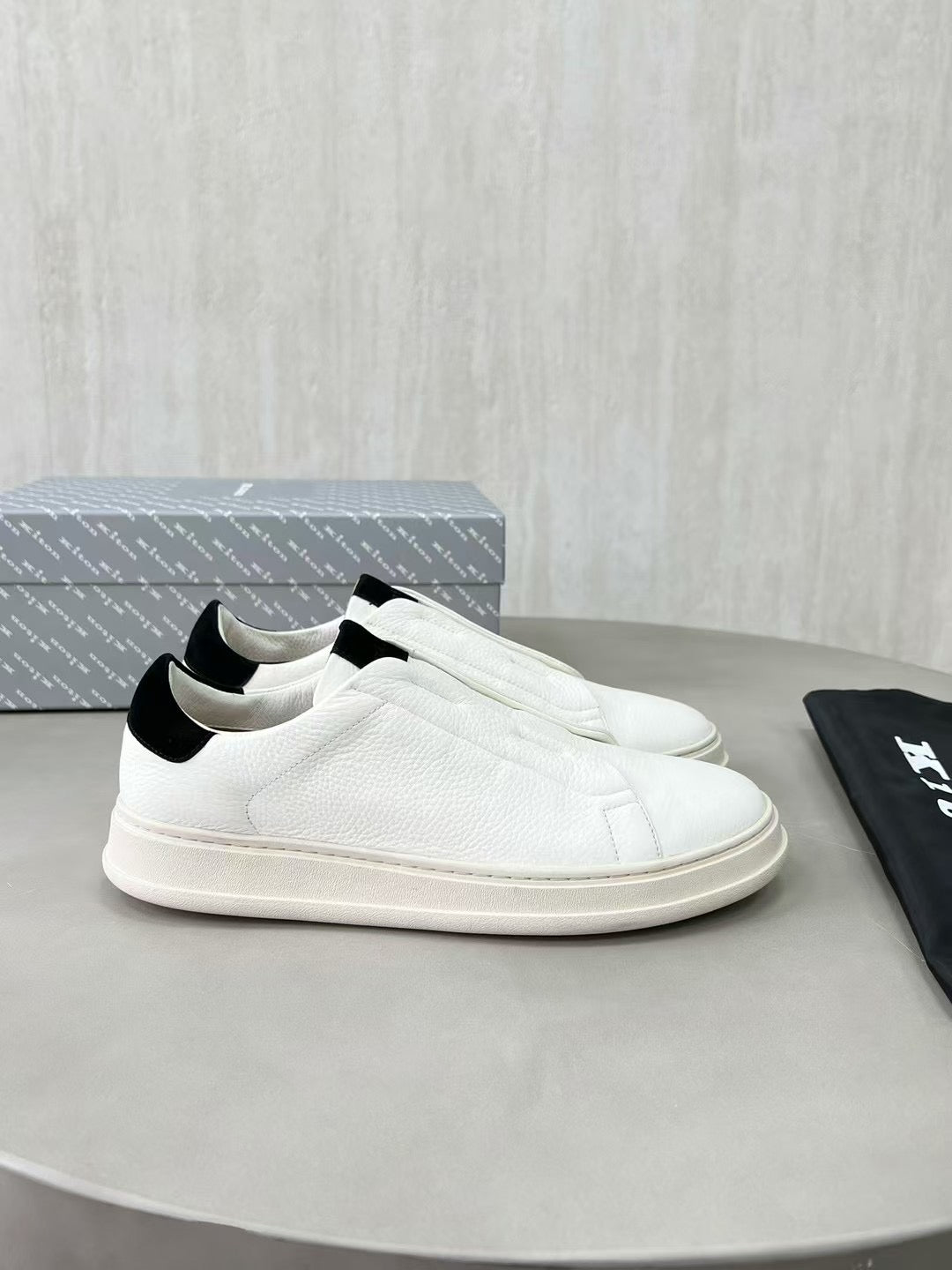 Kiton Slip-On Sneaker aus Glattleder – Elegante Freizeitschuhe in Weiß