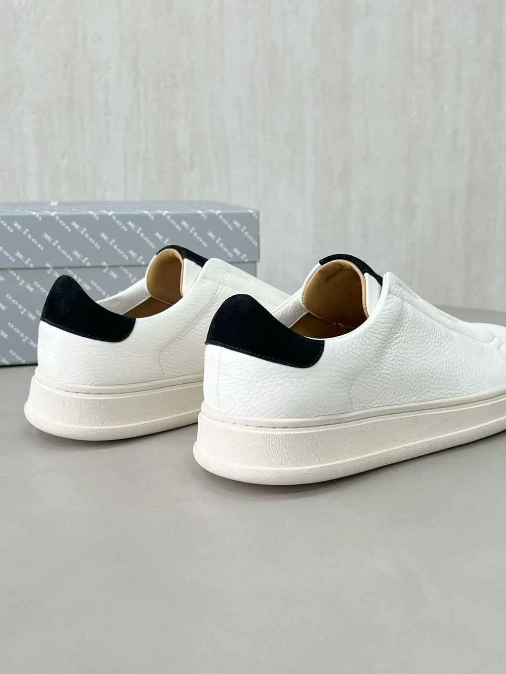 Kiton Slip-On Sneaker aus Glattleder – Elegante Freizeitschuhe in Weiß