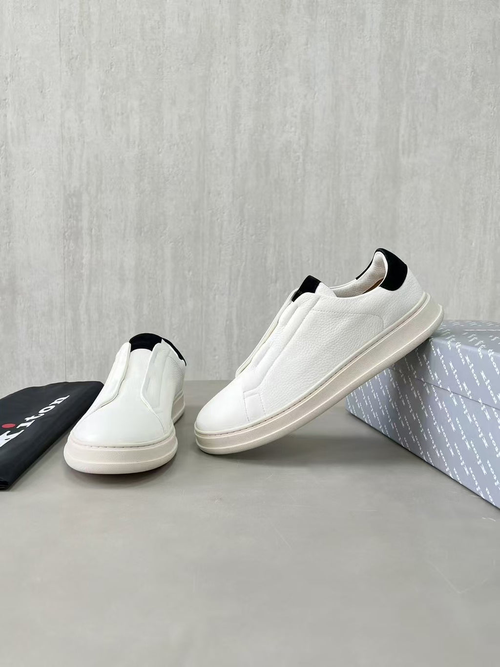 Kiton Slip-On Sneaker aus Glattleder – Elegante Freizeitschuhe in Weiß