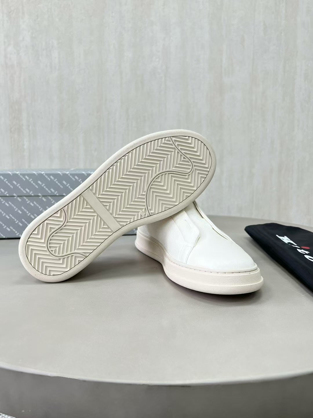 Kiton Slip-On Sneaker aus Glattleder – Elegante Freizeitschuhe in Weiß