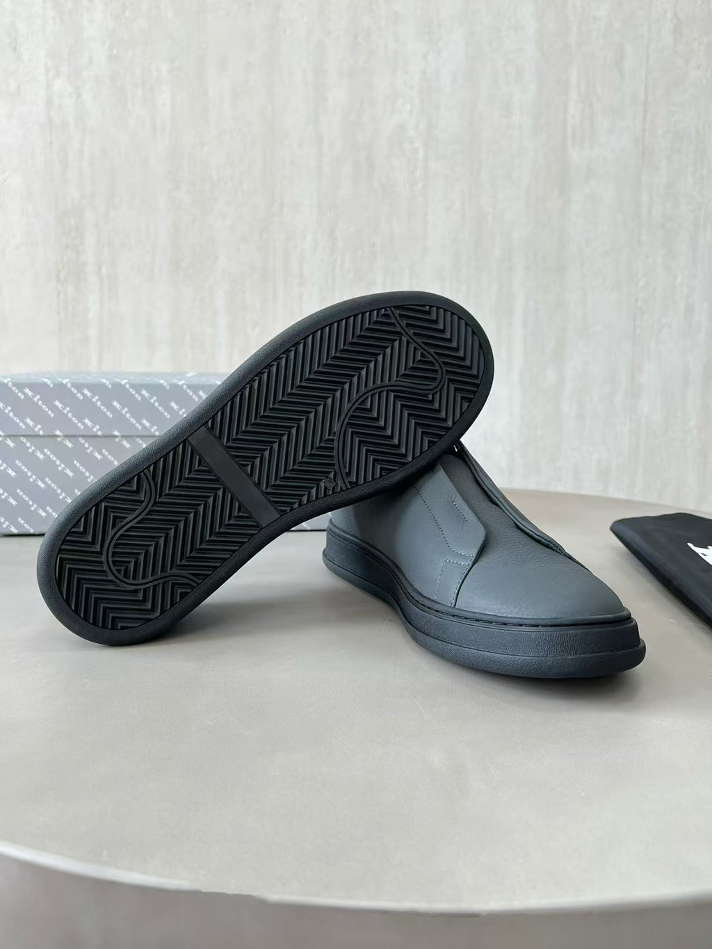 Kiton Slip-On Sneaker aus Glattleder – Bequeme Freizeitschuhe in Grau