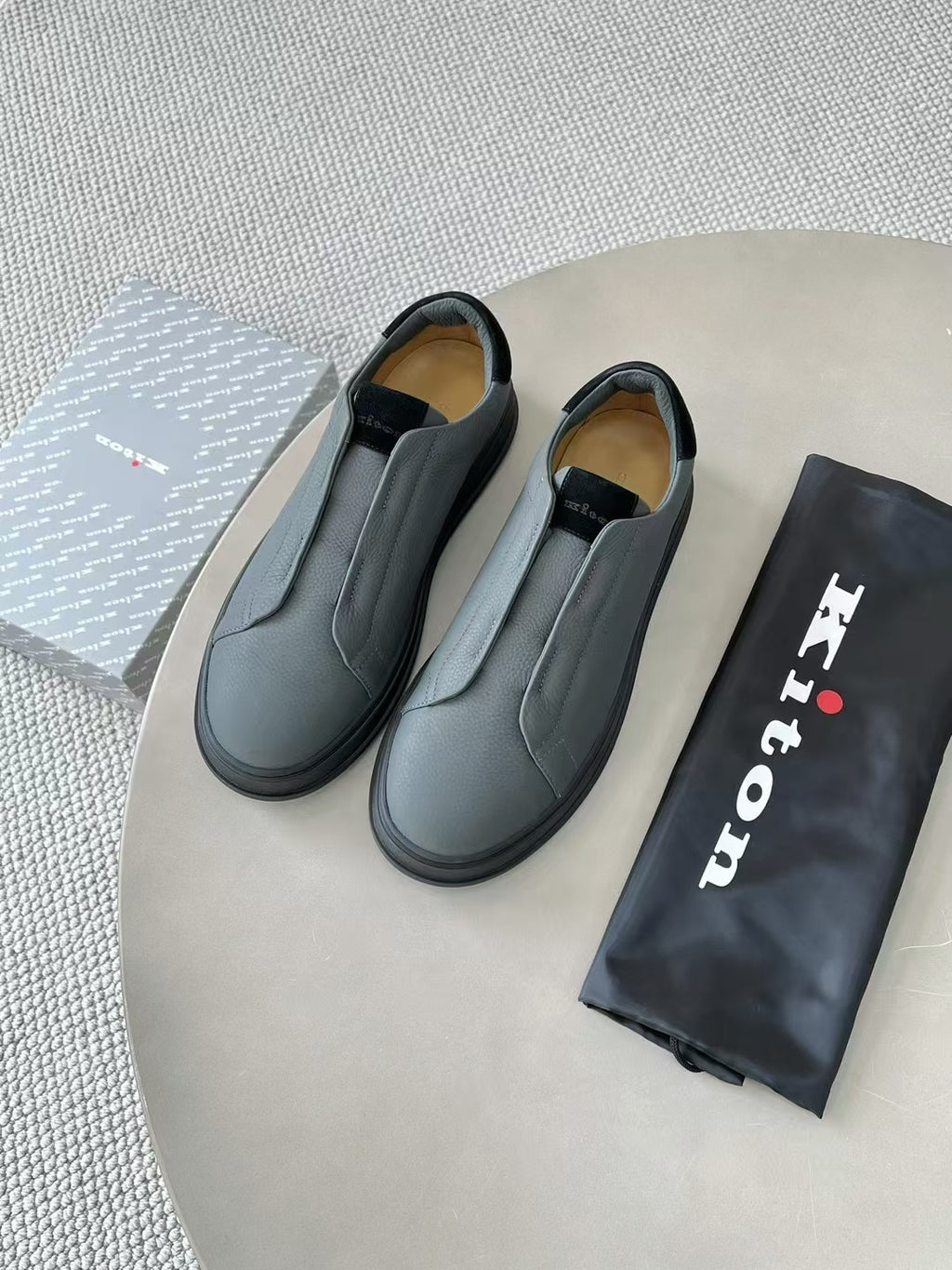 Kiton Slip-On Sneaker aus Glattleder – Bequeme Freizeitschuhe in Grau