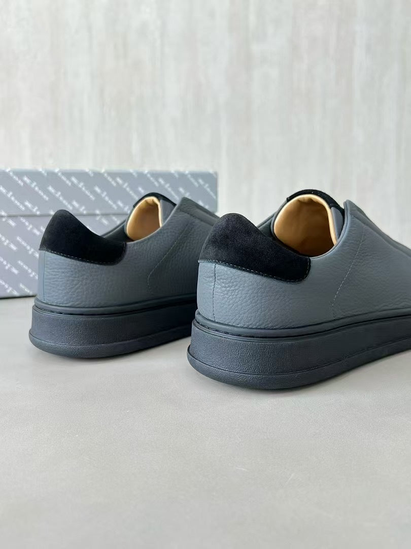 Kiton Slip-On Sneaker aus Glattleder – Bequeme Freizeitschuhe in Grau