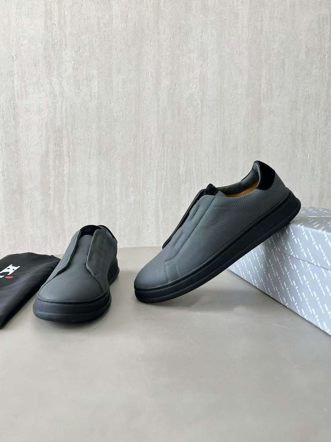 Kiton Slip-On Sneaker aus Glattleder – Bequeme Freizeitschuhe in Grau