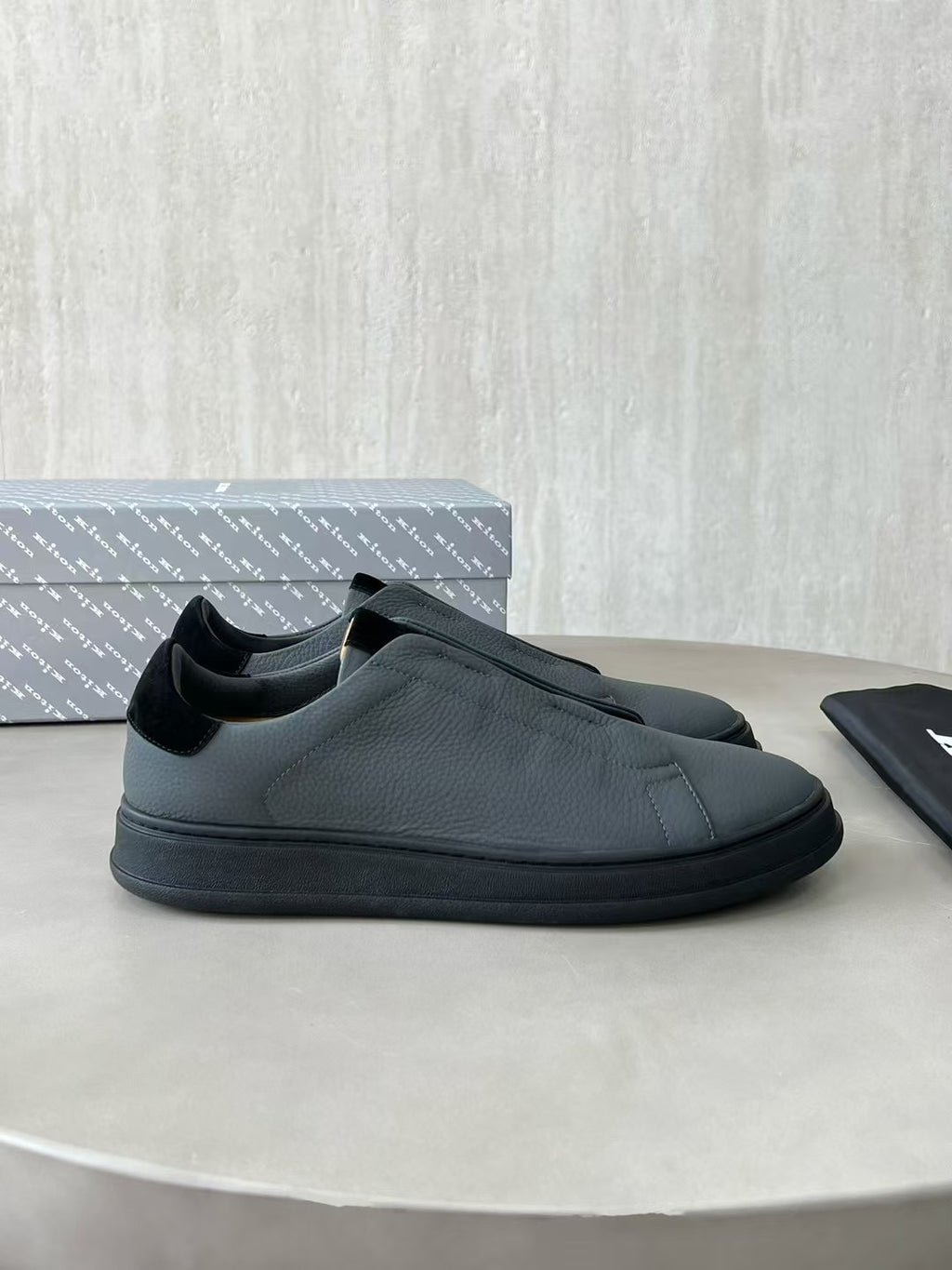 Kiton Slip-On Sneaker aus Glattleder – Bequeme Freizeitschuhe in Grau