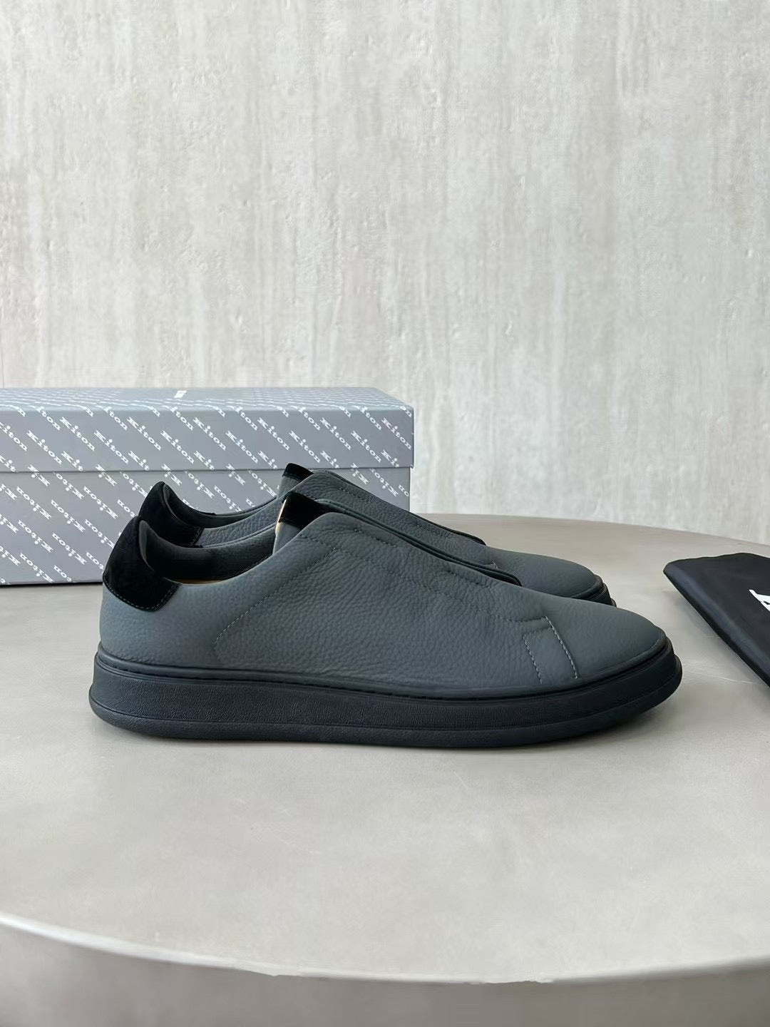 Kiton Slip-On Sneaker aus Glattleder – Bequeme Freizeitschuhe in Grau