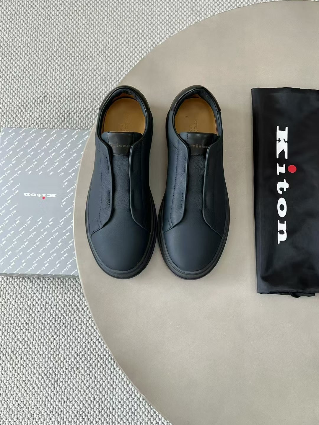 Kiton Slip-On Sneaker aus Glattleder – Bequeme Freizeitschuhe in Schwarz
