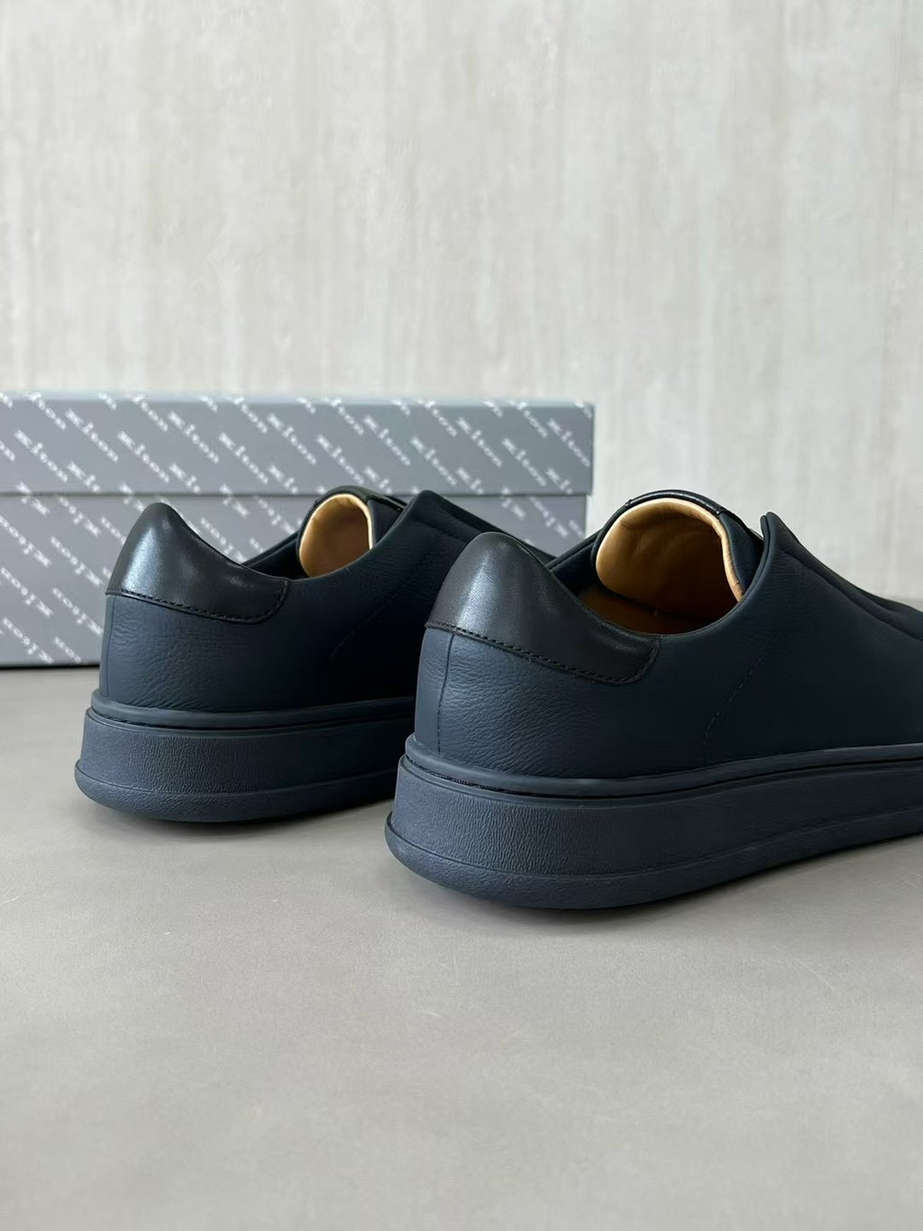 Kiton Slip-On Sneaker aus Glattleder – Bequeme Freizeitschuhe in Schwarz