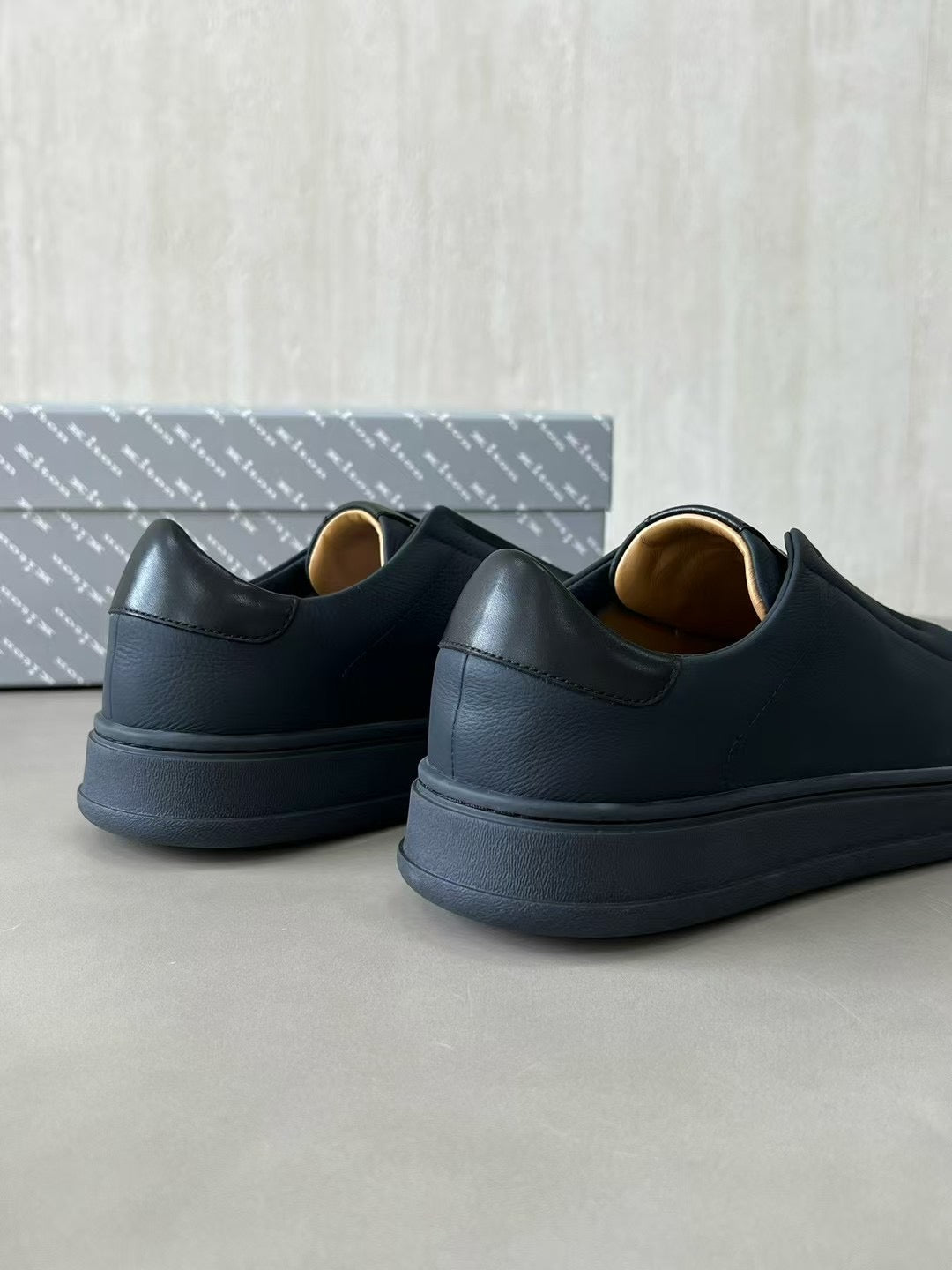 Kiton Slip-On Sneaker aus Glattleder – Bequeme Freizeitschuhe in Schwarz