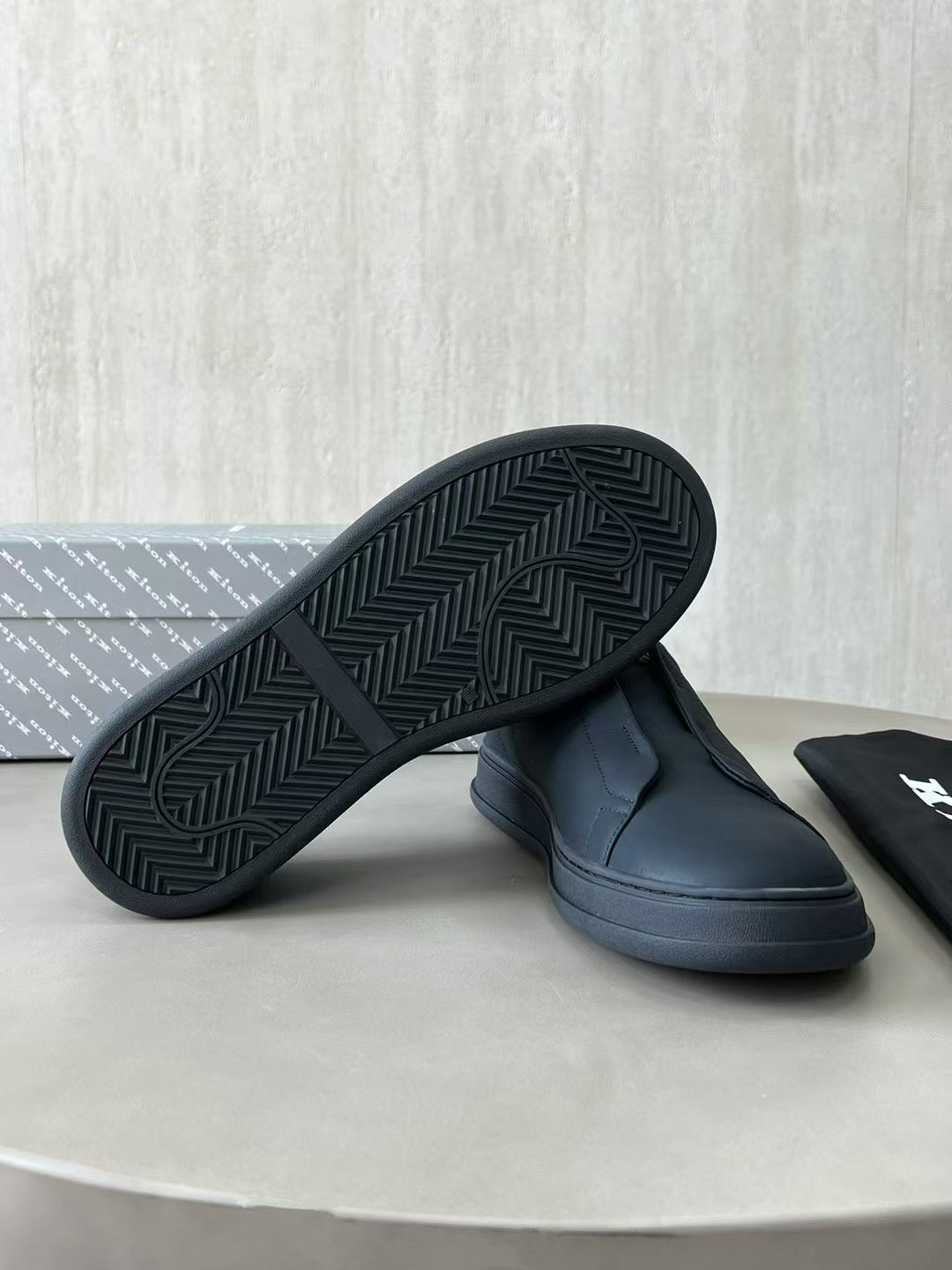 Kiton Slip-On Sneaker aus Glattleder – Bequeme Freizeitschuhe in Schwarz