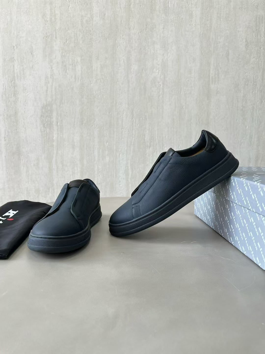 Kiton Slip-On Sneaker aus Glattleder – Bequeme Freizeitschuhe in Schwarz