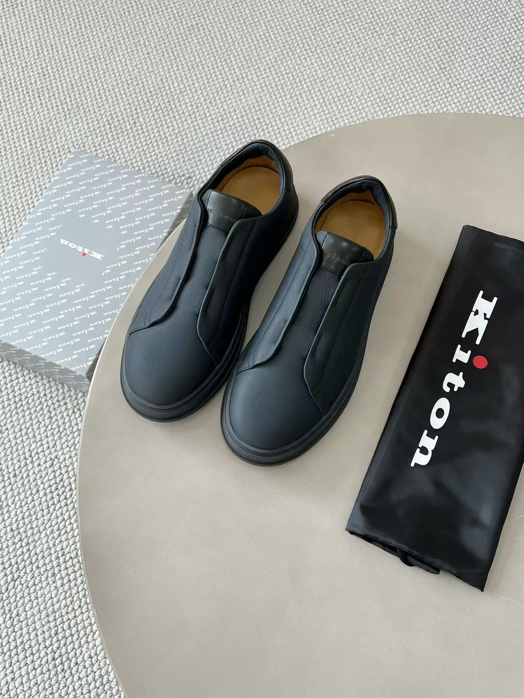 Kiton Slip-On Sneaker aus Glattleder – Bequeme Freizeitschuhe in Schwarz