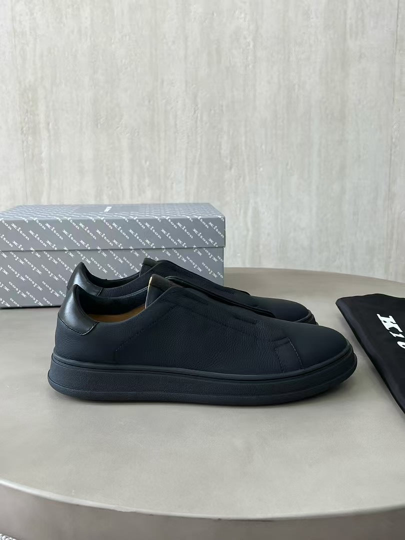 Kiton Slip-On Sneaker aus Glattleder – Bequeme Freizeitschuhe in Schwarz