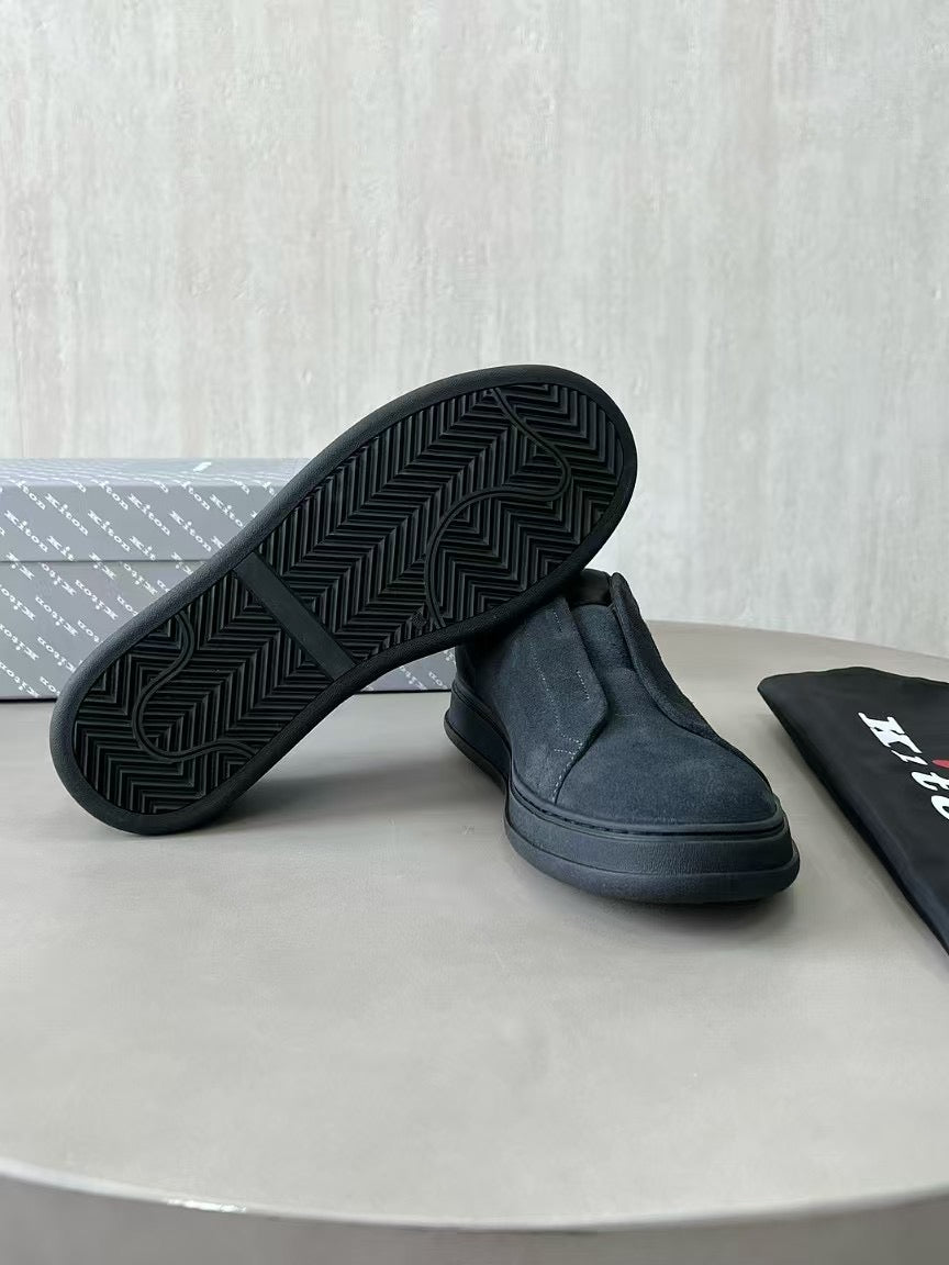 Kiton Slip-On Sneaker aus Wildleder – Freizeitschuhe in Schwarz