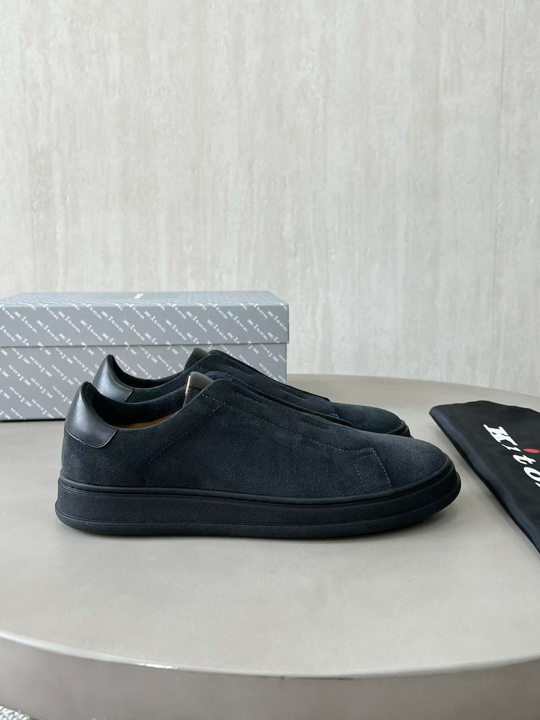 Kiton Slip-On Sneaker aus Wildleder – Freizeitschuhe in Schwarz