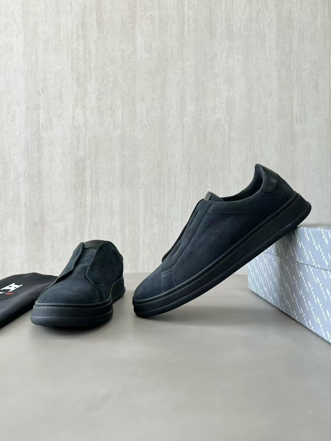 Kiton Slip-On Sneaker aus Wildleder – Freizeitschuhe in Schwarz