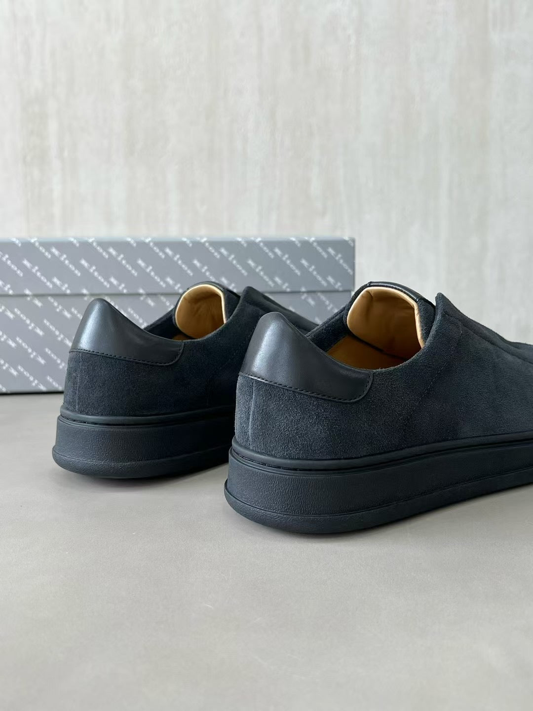Kiton Slip-On Sneaker aus Wildleder – Freizeitschuhe in Schwarz