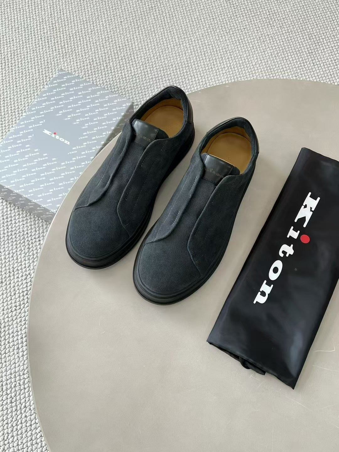 Kiton Slip-On Sneaker aus Wildleder – Freizeitschuhe in Schwarz