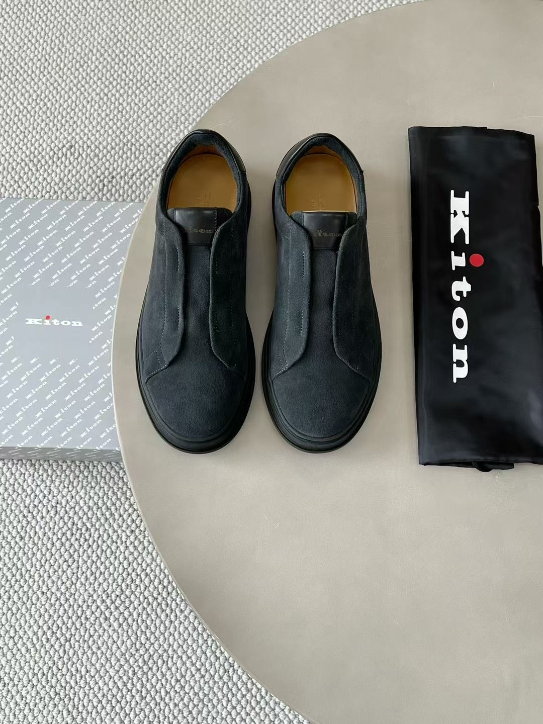 Kiton Slip-On Sneaker aus Wildleder – Freizeitschuhe in Schwarz