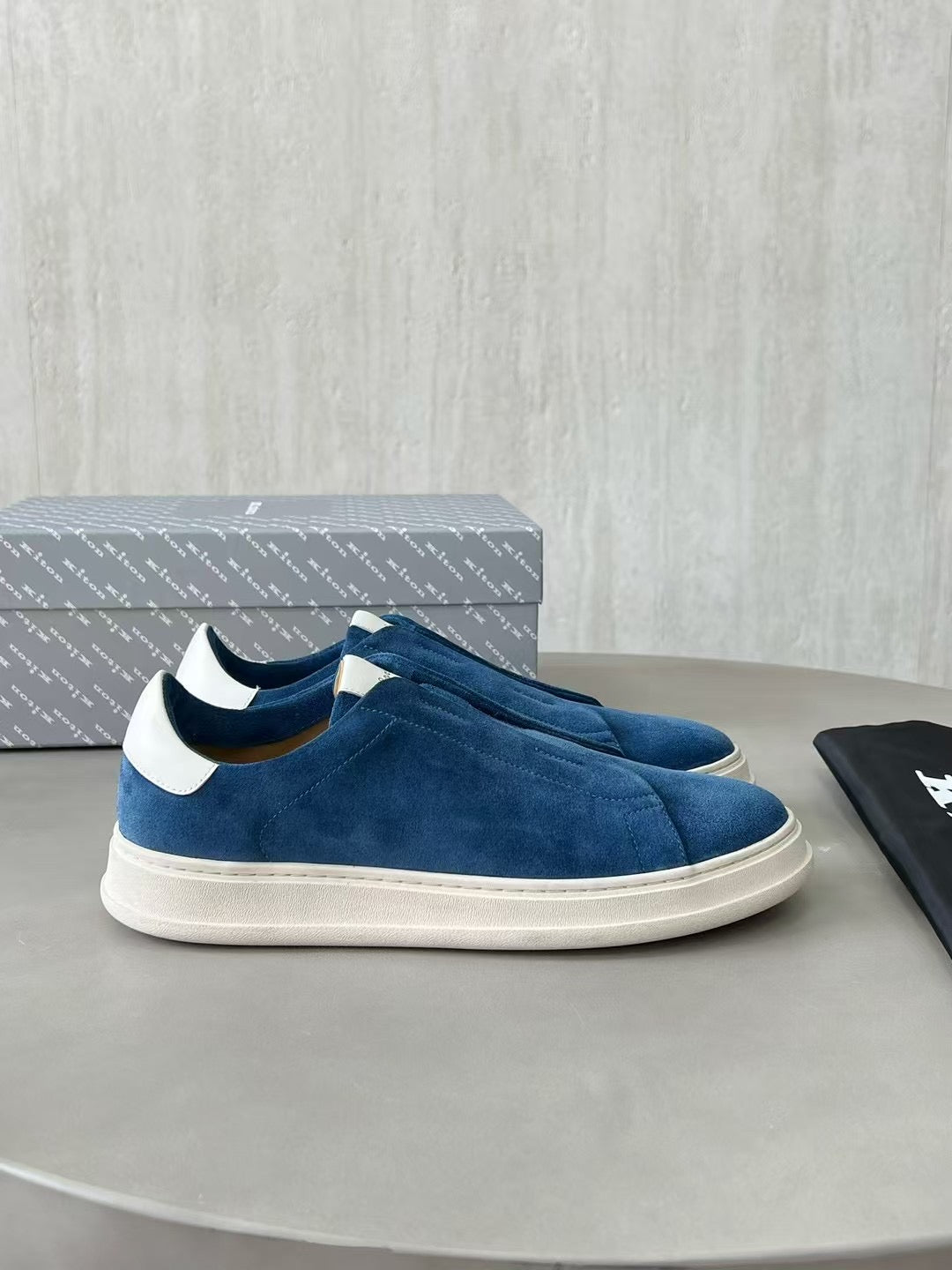 Kiton Slip-On Sneaker aus Wildleder – Moderne Freizeitschuhe in Blau