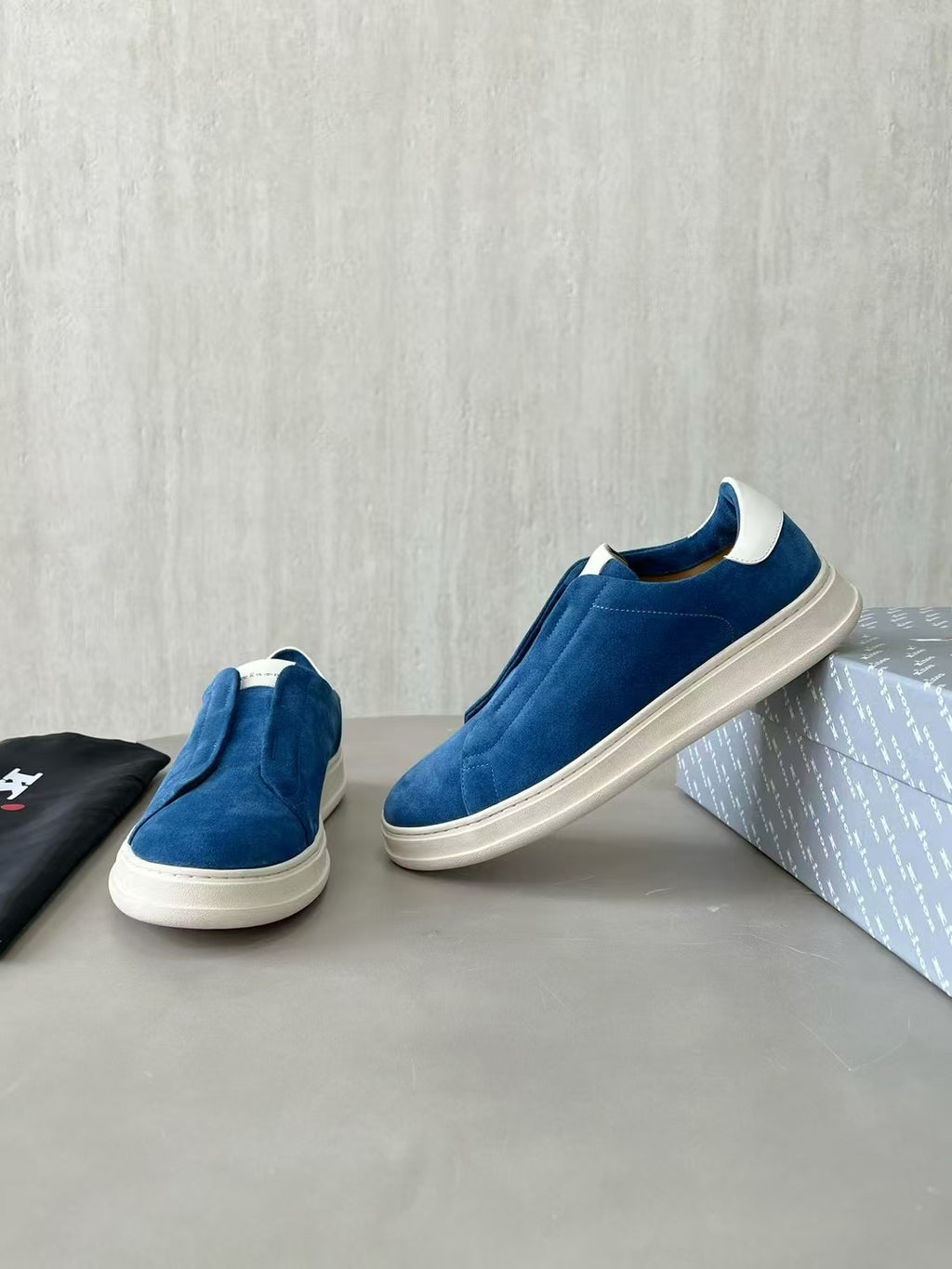Kiton Slip-On Sneaker aus Wildleder – Moderne Freizeitschuhe in Blau