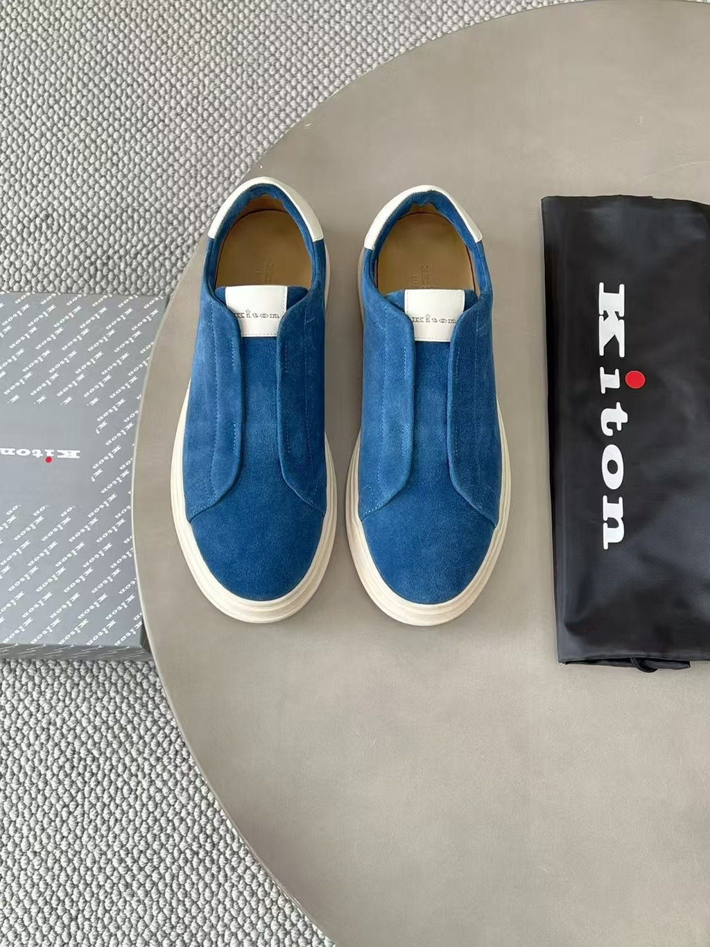 Kiton Slip-On Sneaker aus Wildleder – Moderne Freizeitschuhe in Blau