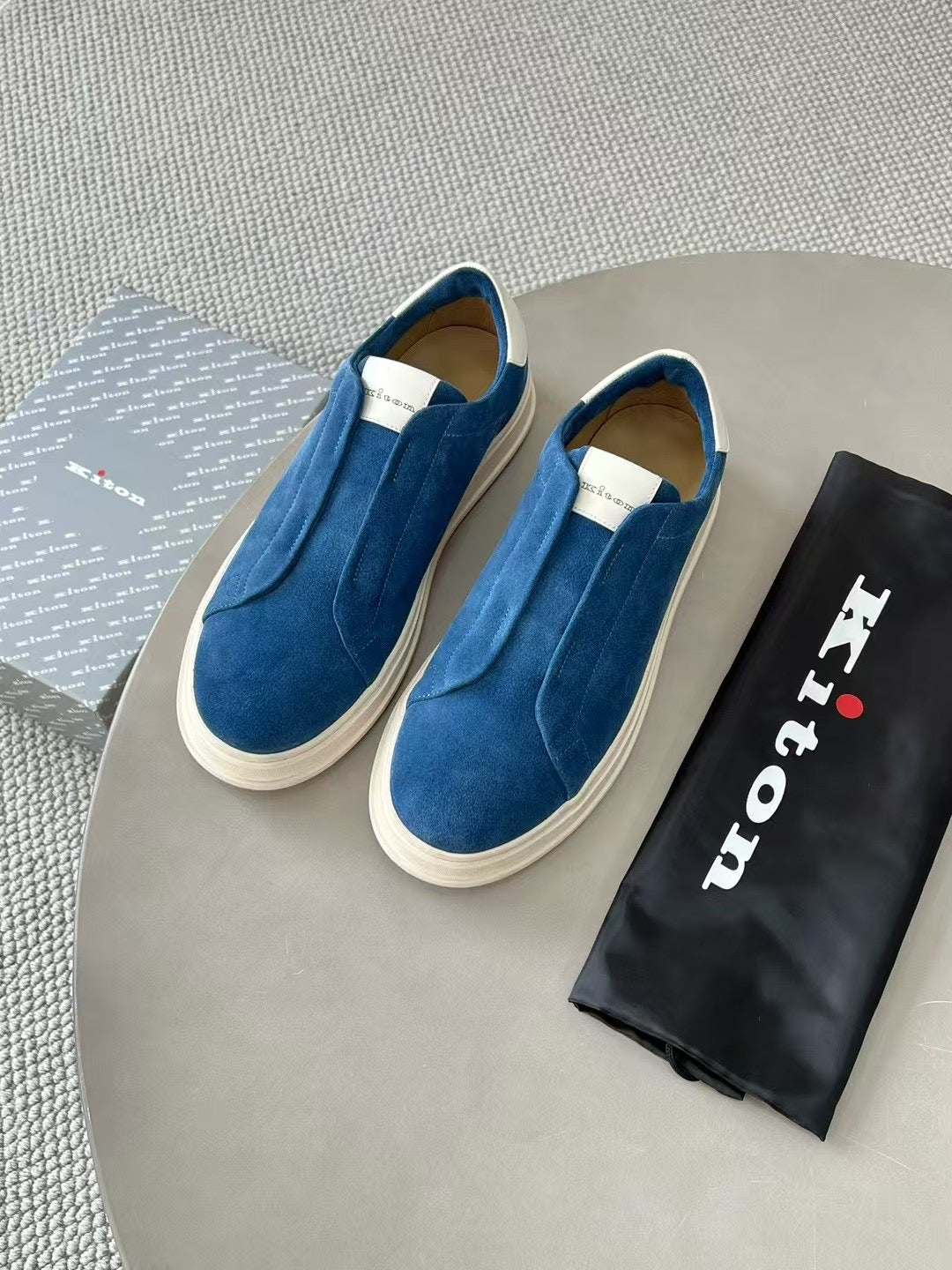 Kiton Slip-On Sneaker aus Wildleder – Moderne Freizeitschuhe in Blau