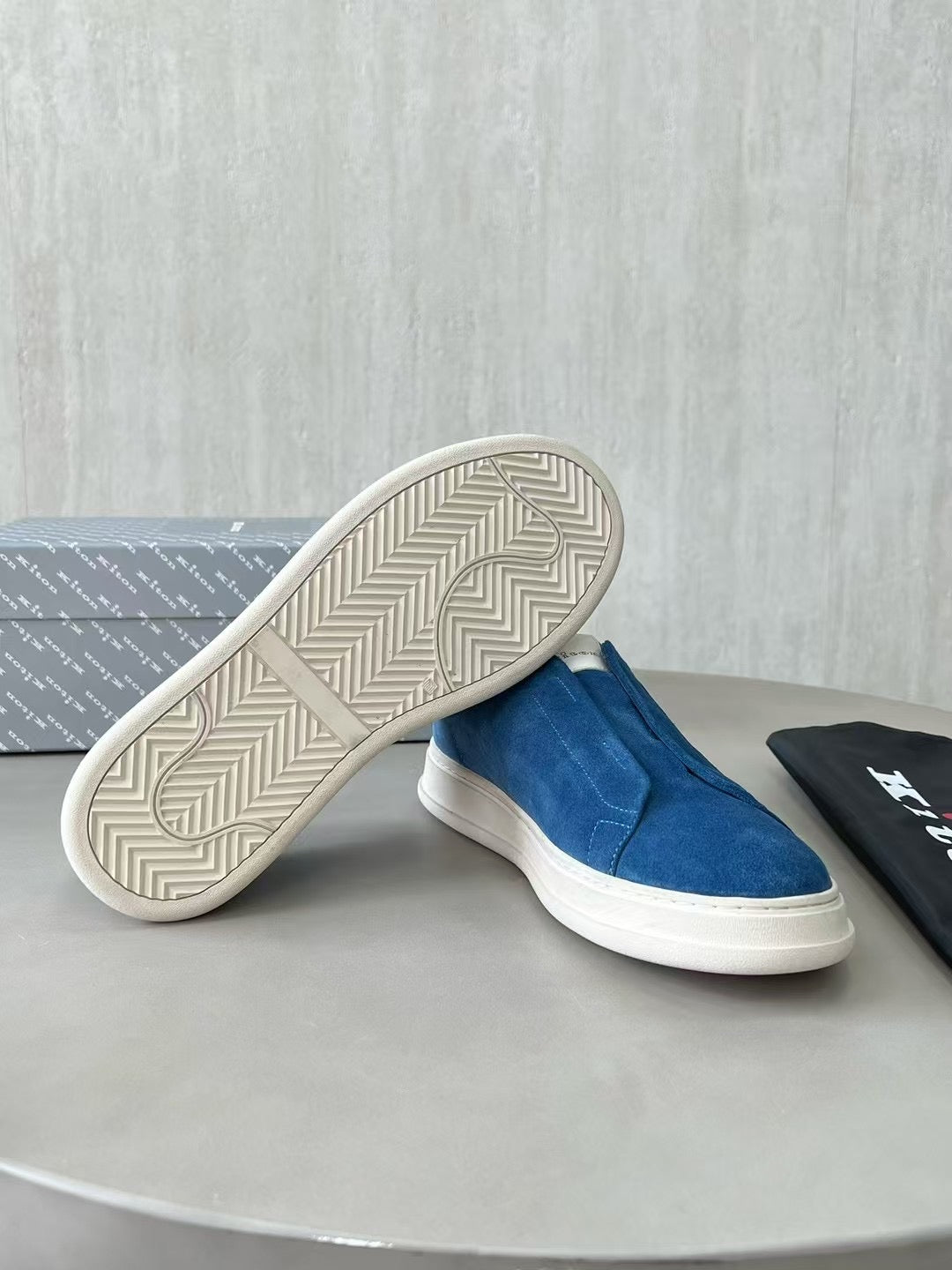 Kiton Slip-On Sneaker aus Wildleder – Moderne Freizeitschuhe in Blau