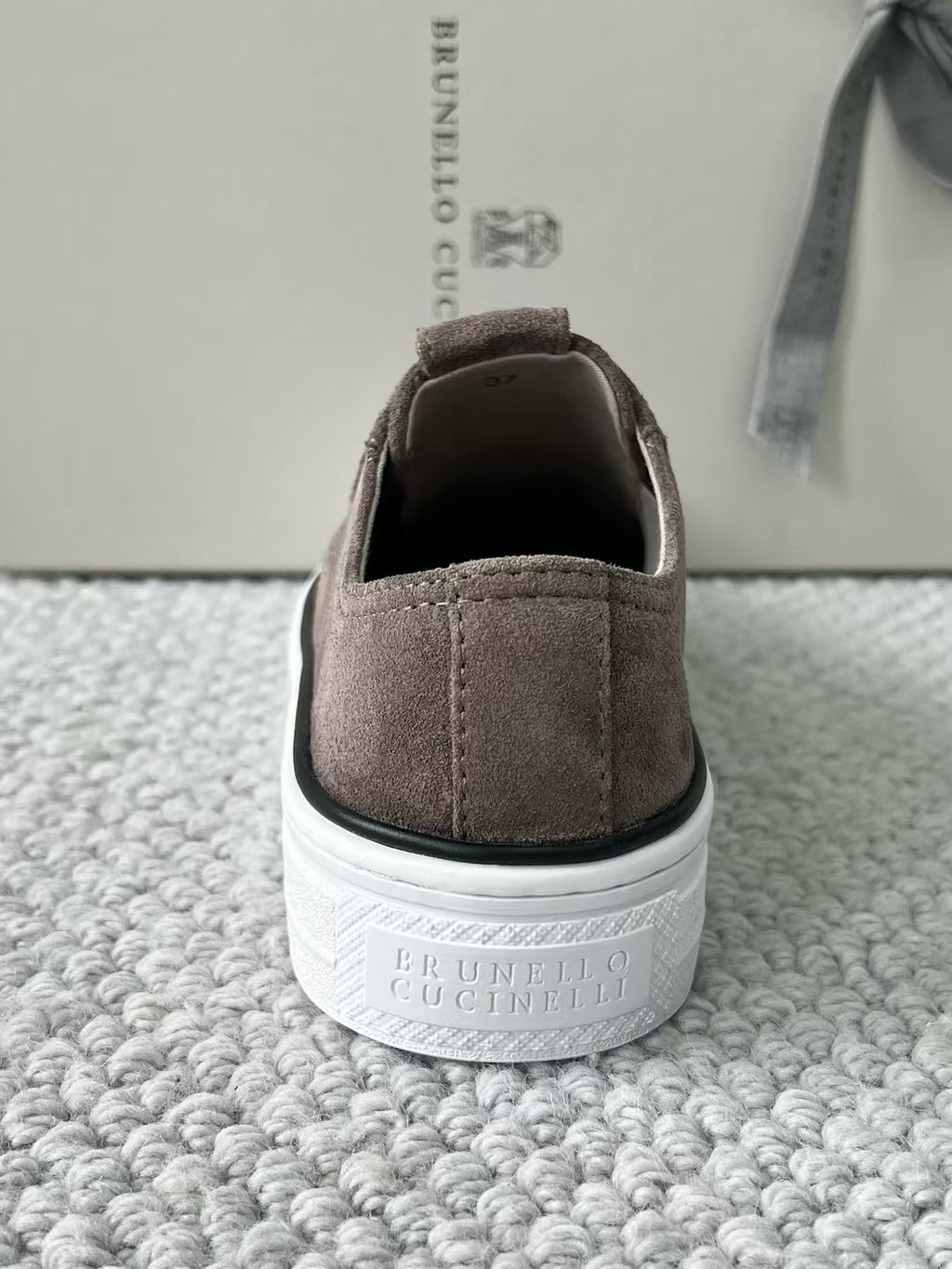 Brunello Cucinelli Slip-On Sneaker aus Wildleder – Moderne Freizeitschuhe in Taupe