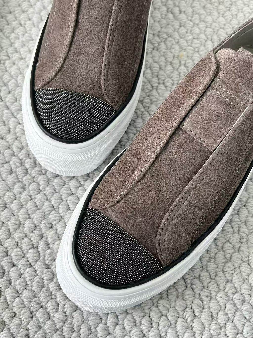 Brunello Cucinelli Slip-On Sneaker aus Wildleder – Moderne Freizeitschuhe in Taupe
