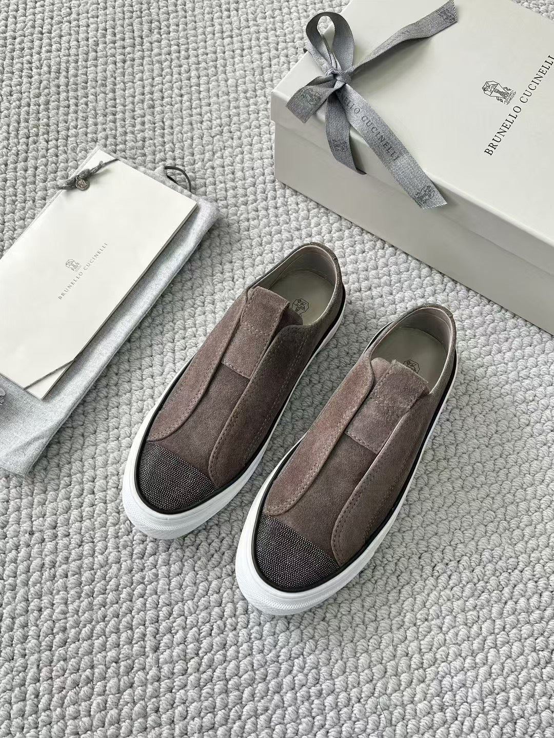 Brunello Cucinelli Slip-On Sneaker aus Wildleder – Moderne Freizeitschuhe in Taupe