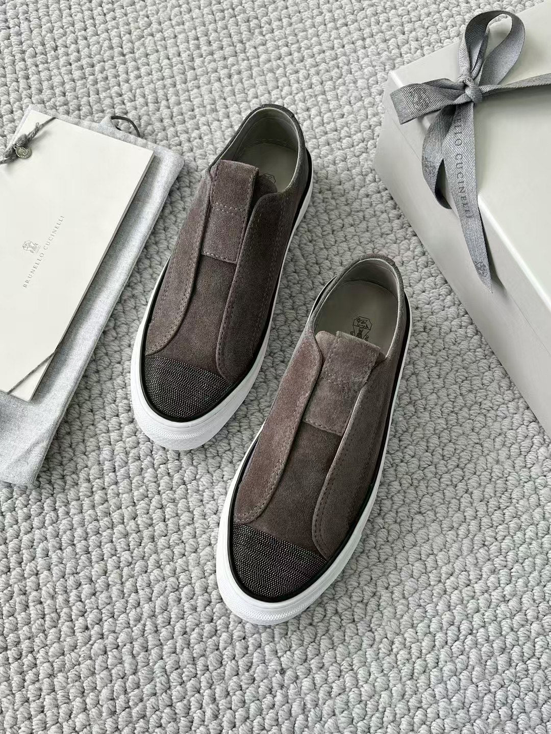 Brunello Cucinelli Slip-On Sneaker aus Wildleder – Moderne Freizeitschuhe in Taupe