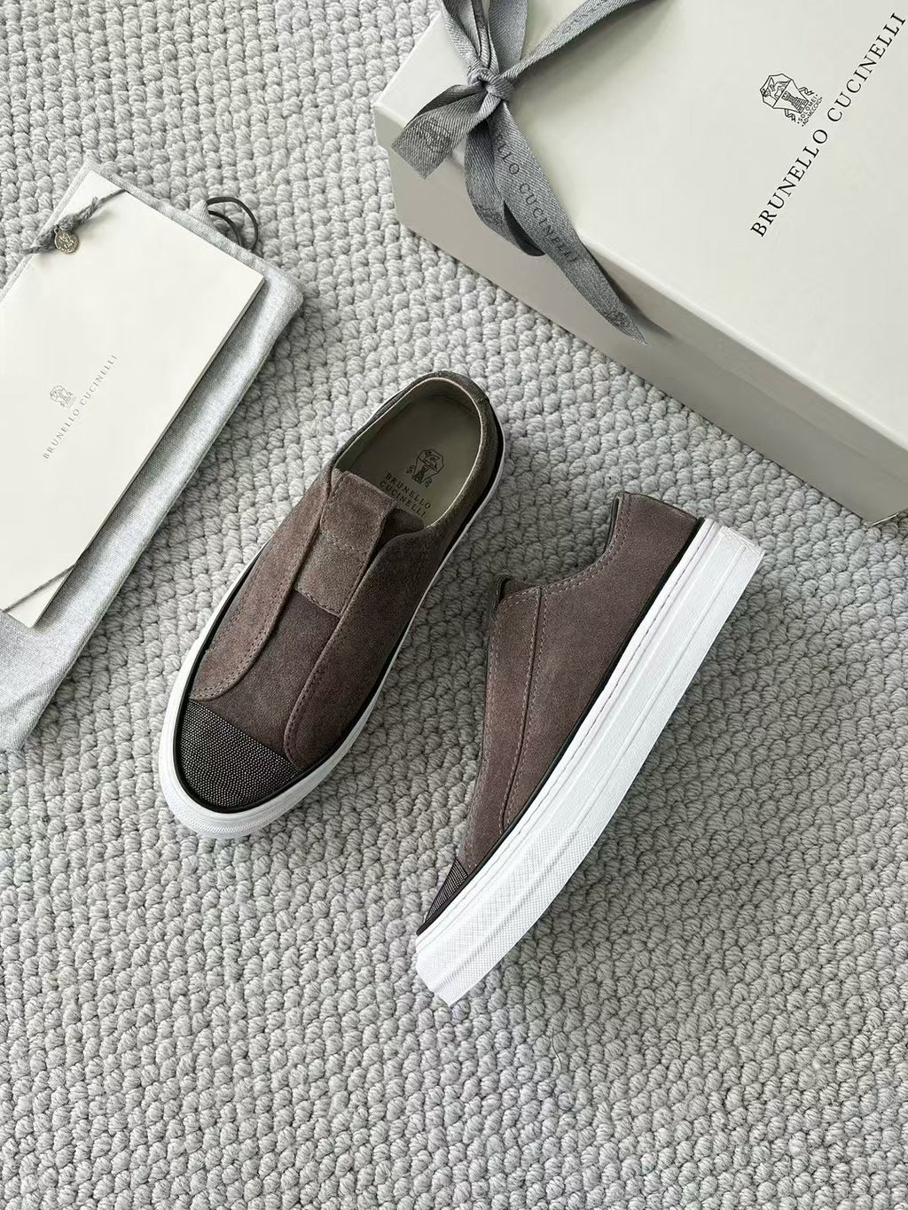 Brunello Cucinelli Slip-On Sneaker aus Wildleder – Moderne Freizeitschuhe in Taupe