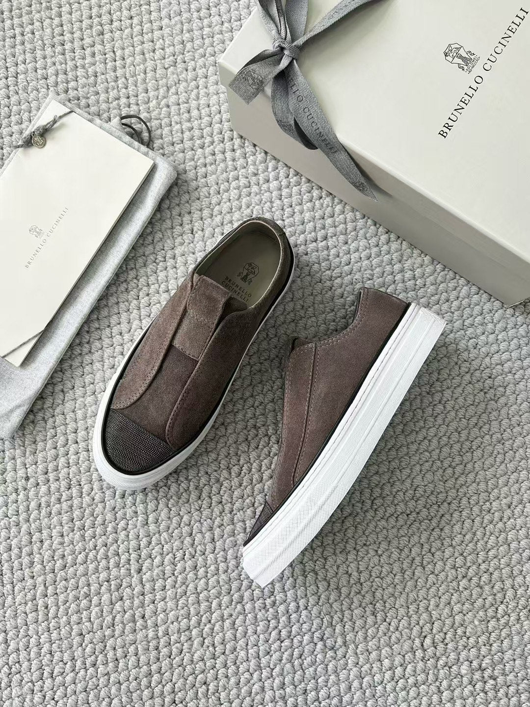 Brunello Cucinelli Slip-On Sneaker aus Wildleder – Moderne Freizeitschuhe in Taupe