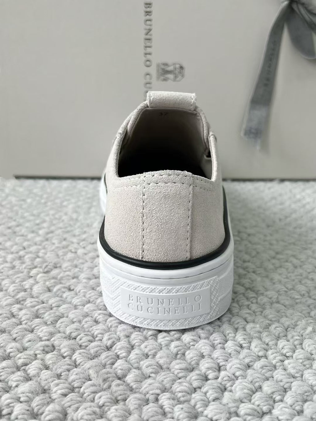 Brunello Cucinelli Slip-On Sneaker aus Wildleder – Moderne Freizeitschuhe in Hellgrau