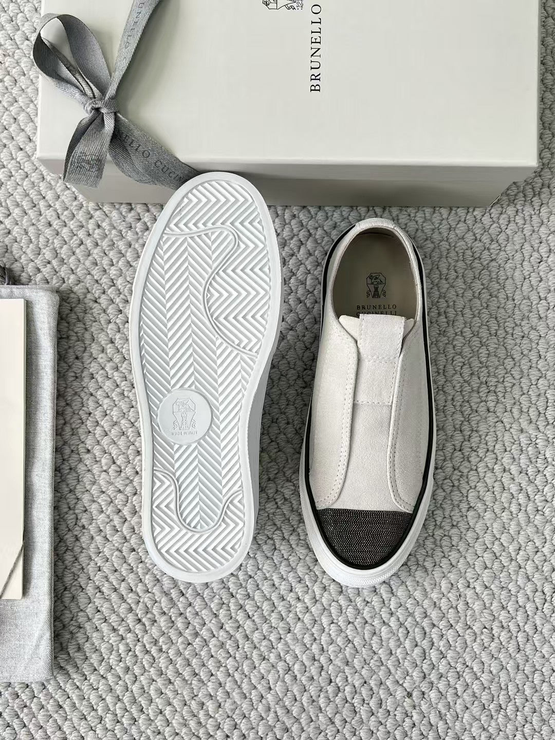 Brunello Cucinelli Slip-On Sneaker aus Wildleder – Moderne Freizeitschuhe in Hellgrau