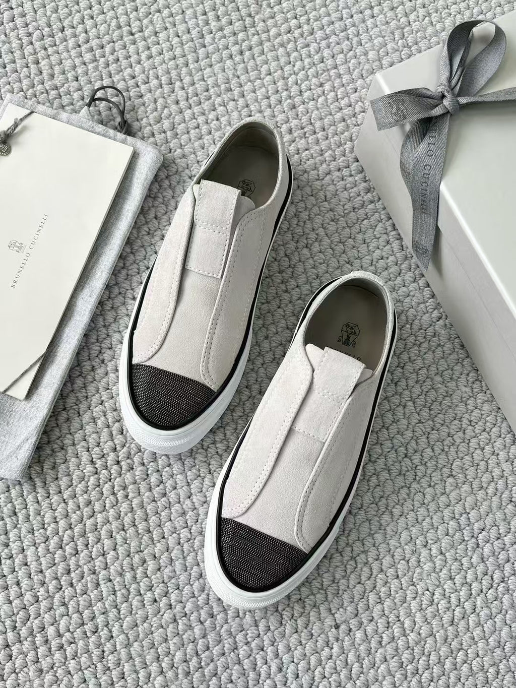 Brunello Cucinelli Slip-On Sneaker aus Wildleder – Moderne Freizeitschuhe in Hellgrau