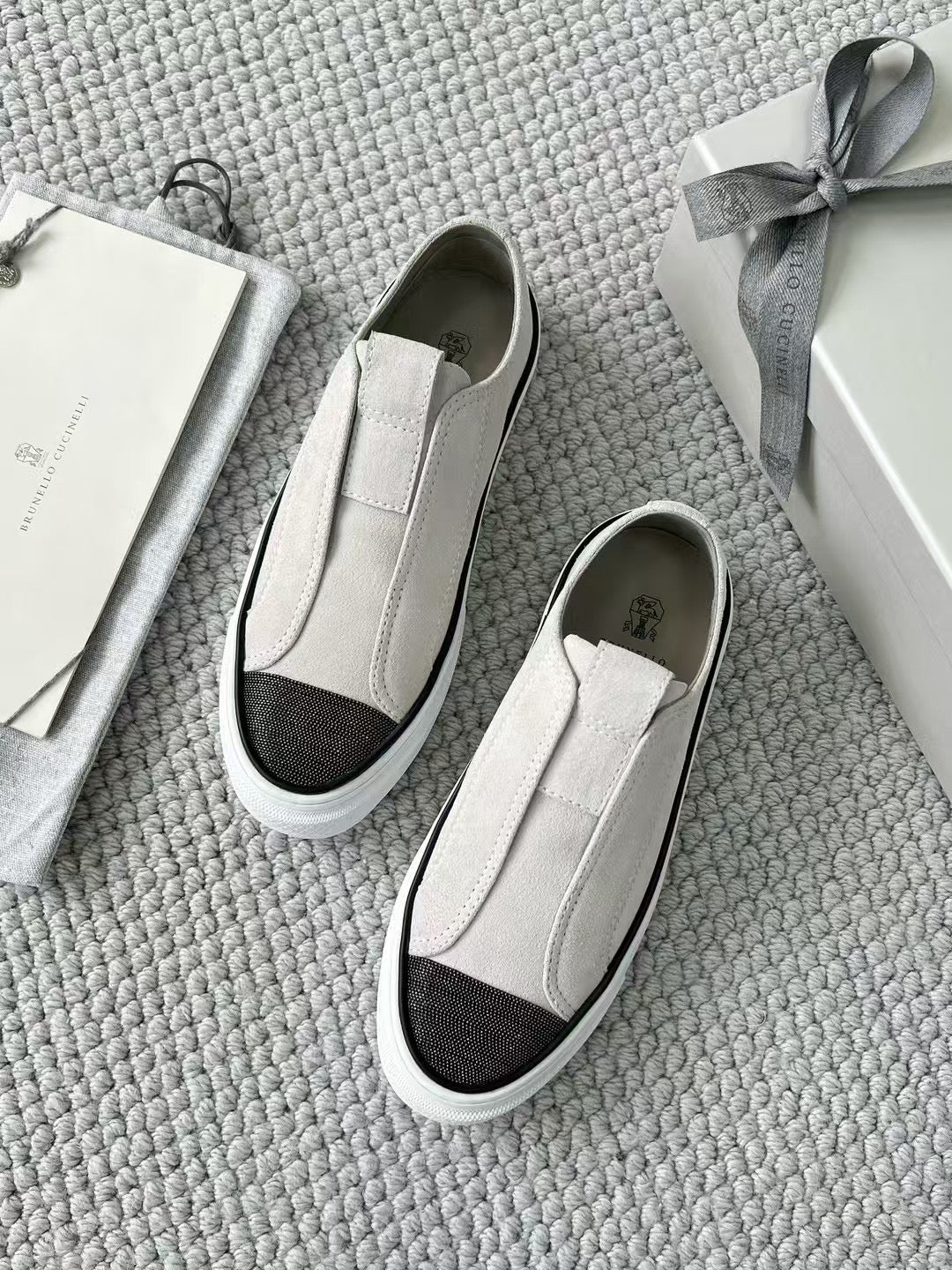 Brunello Cucinelli Slip-On Sneaker aus Wildleder – Moderne Freizeitschuhe in Hellgrau