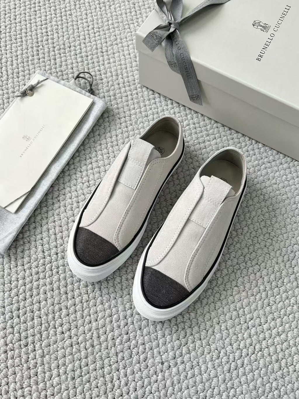 Brunello Cucinelli Slip-On Sneaker aus Wildleder – Moderne Freizeitschuhe in Hellgrau