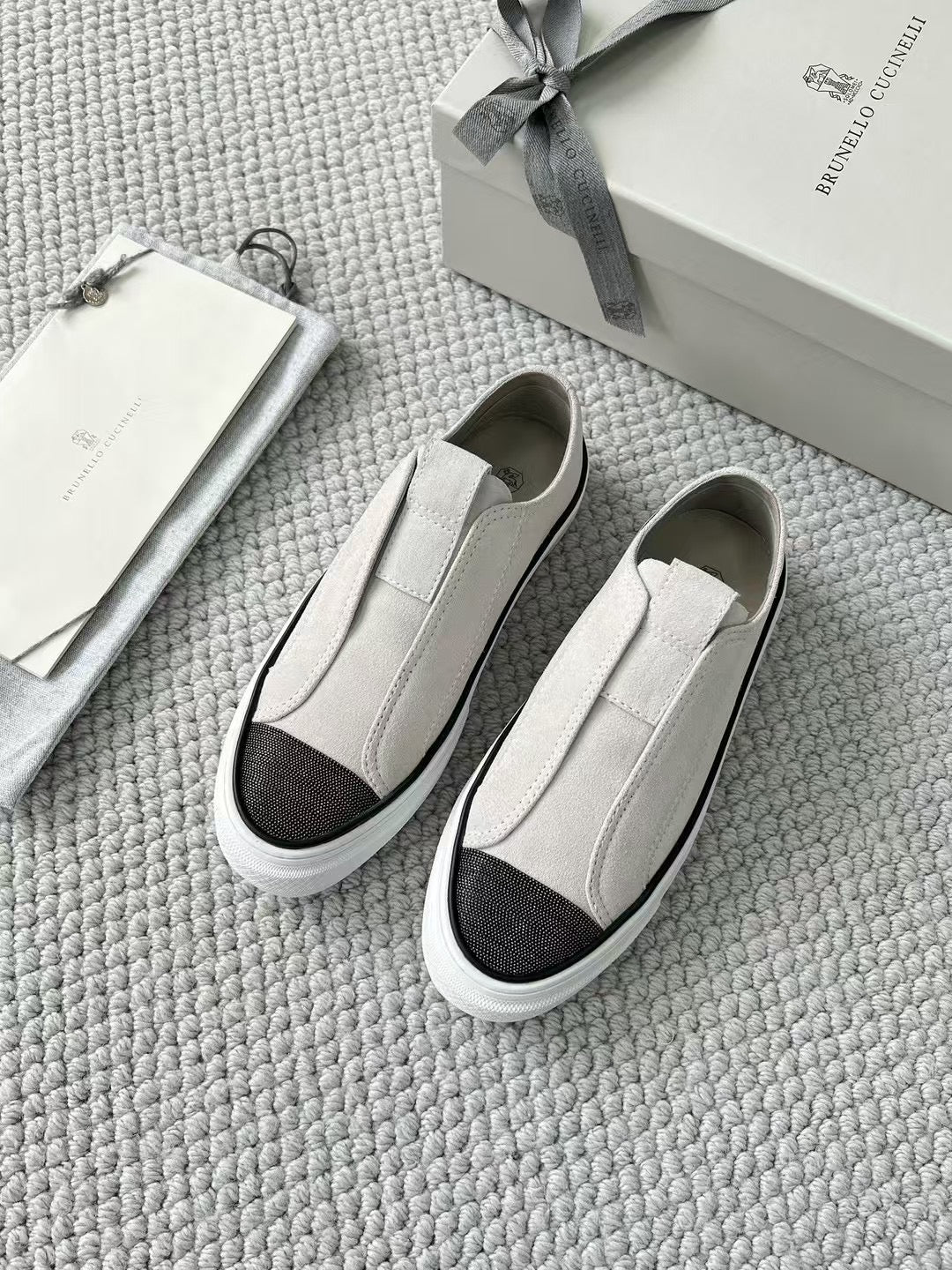 Brunello Cucinelli Slip-On Sneaker aus Wildleder – Moderne Freizeitschuhe in Hellgrau