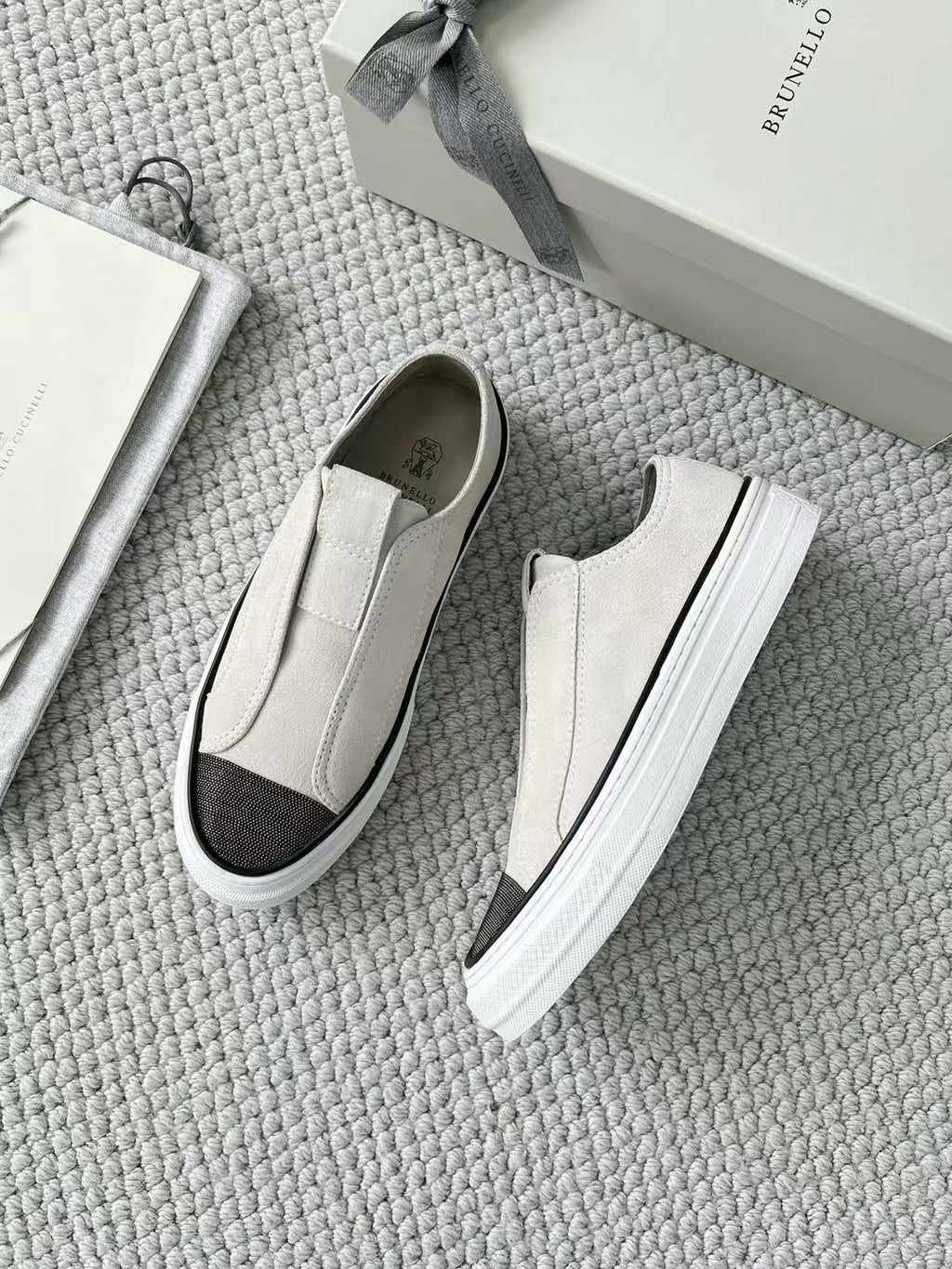 Brunello Cucinelli Slip-On Sneaker aus Wildleder – Moderne Freizeitschuhe in Hellgrau