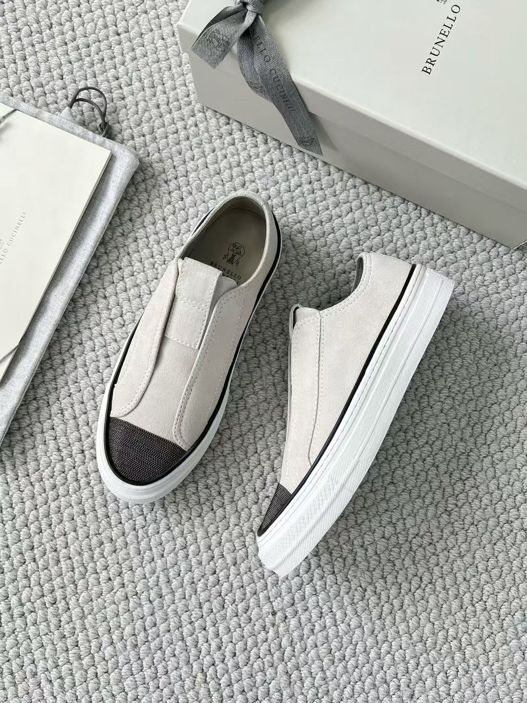 Brunello Cucinelli Slip-On Sneaker aus Wildleder – Moderne Freizeitschuhe in Hellgrau