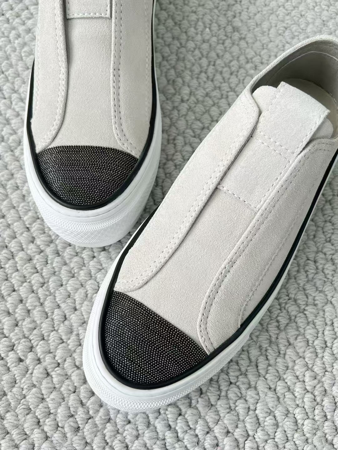 Brunello Cucinelli Slip-On Sneaker aus Wildleder – Moderne Freizeitschuhe in Hellgrau