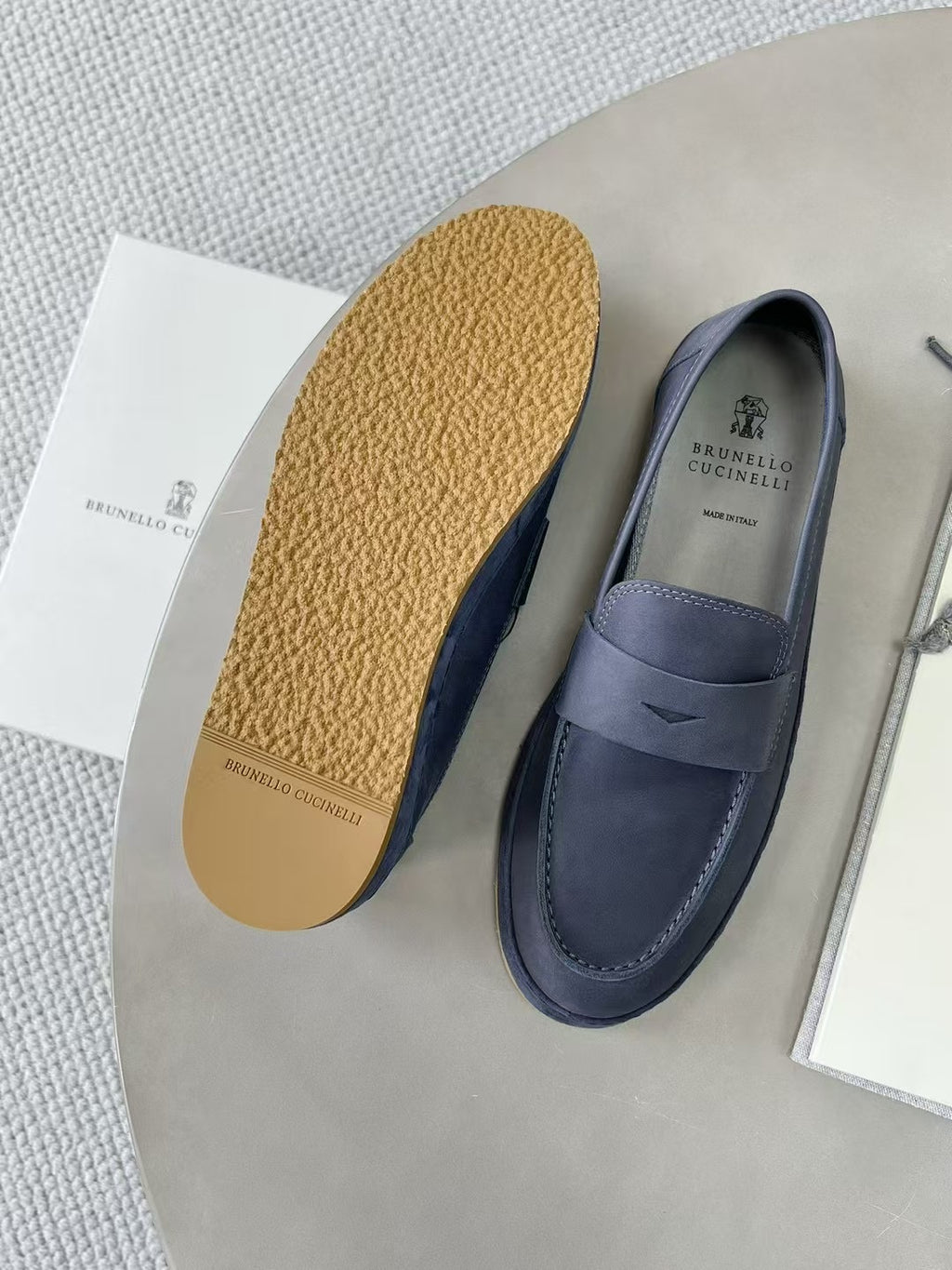 Brunello Cucinelli Loafer aus Glattleder mit Kreppsohle – Elegante Slipper in Navy Blau