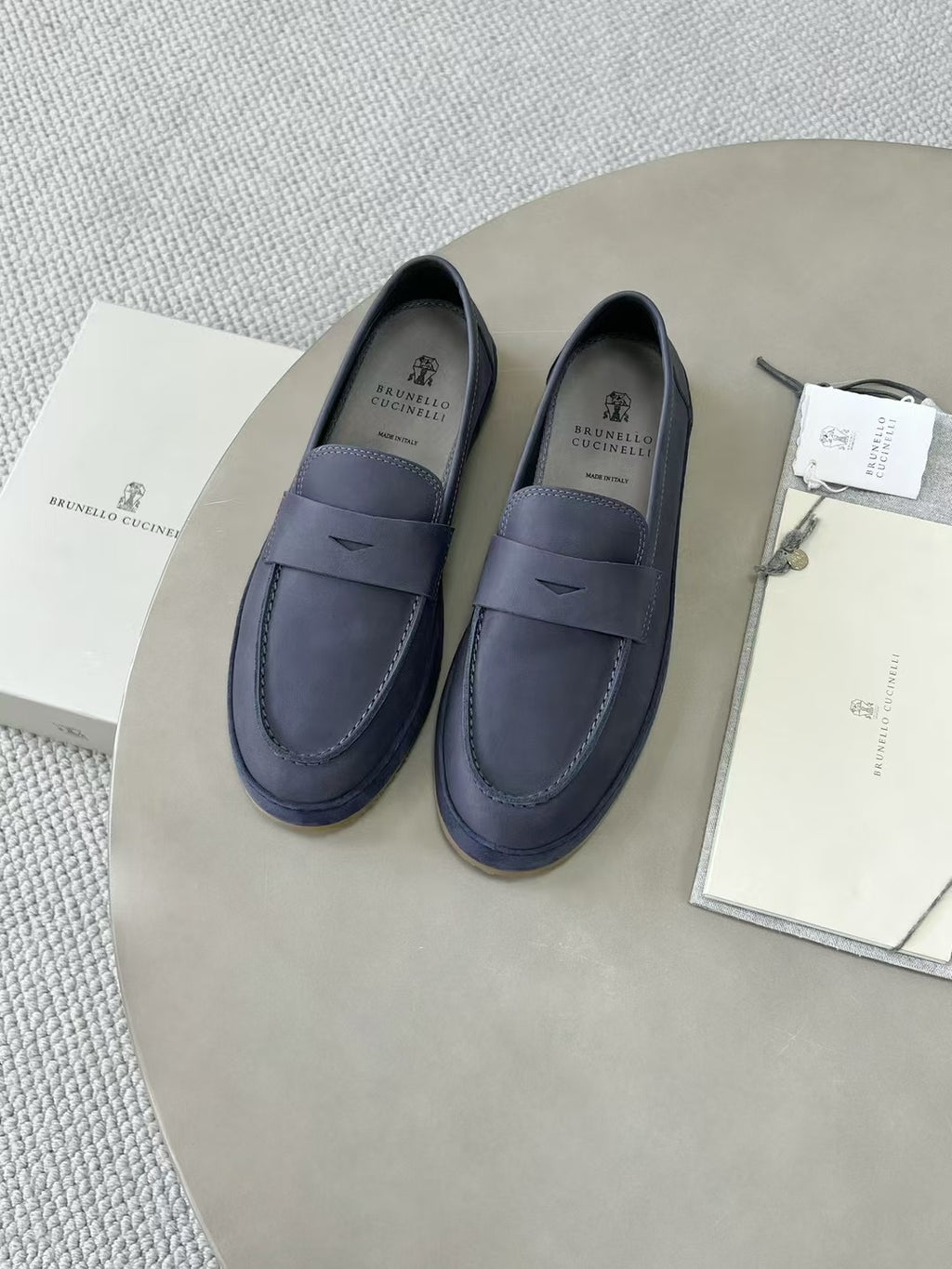Brunello Cucinelli Loafer aus Glattleder mit Kreppsohle – Elegante Slipper in Navy Blau